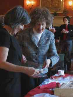 Robin Hannay Nelson cuts her cake w PatTerrell+ BJ Romanoff lnBkgnd-