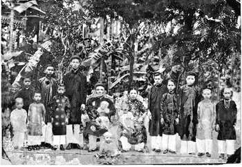 Vietnamese family, Hue, 1922