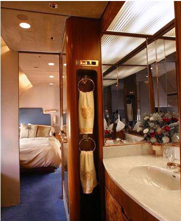 Bathroom and master bedroom, Boeing 707 private jet