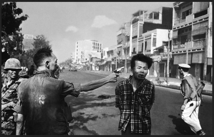 General Nguyen Ngoc Loan assassinates Nguyen  Van Lem 1 Feb 1968, Tet Offensive